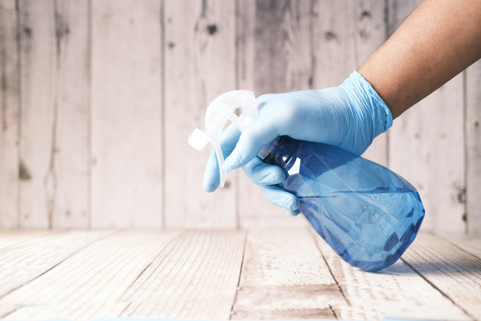 Professional cleaner deep cleaning a spacious Del Rio kitchen in Stanislaus County